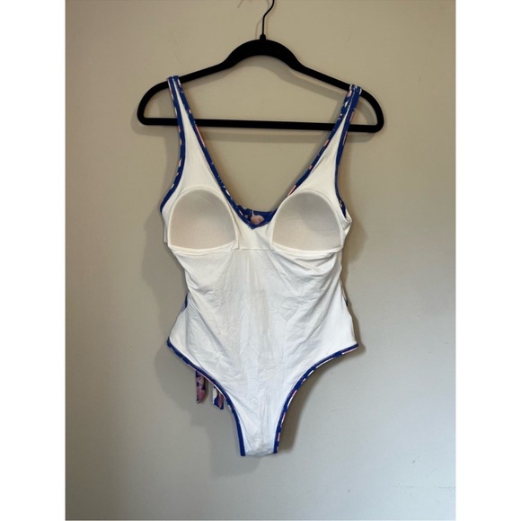 Summersalt Perfect Wrap One-Piece in Blue Hydrangea Print - Size 8 - Picture 10 of 12